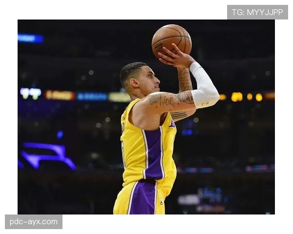 里夫斯无球跑动制造空位，三分效率领跑湖人后场